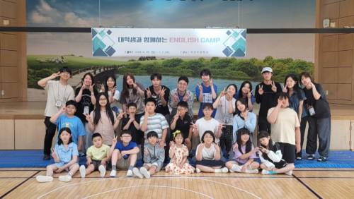 철원 묘장초(교장:박귀남)는 지난달 30일부터 이달 2일까지 사흘간 전교생을 대상으로 수도권 대학생들과 함께하는 영어캠프를 운영했다.