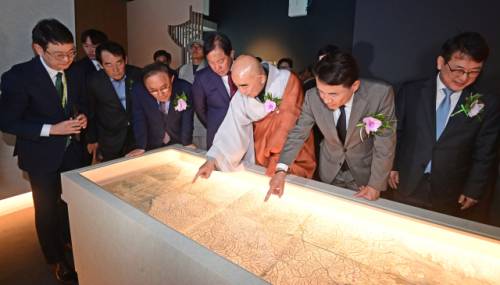 ◇지난 4월 열린 평창 국립조선왕조실록박물관 전관 개관식에서 박물관 내에 전시된 지도를 살펴보고 있다. 강원일보 DB