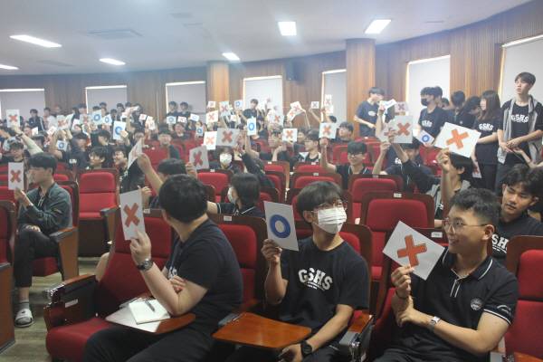 ？경남과학고 학생들이 올해 인문학 페스티벌에서 골든벨 퀴즈를 진행하고 있다.