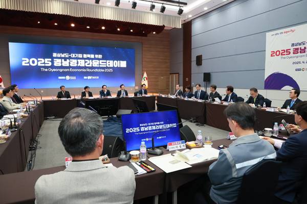 지난 4월 열린 '2025 경남경제라운드테이블'에서 박동식 사천시장과 박완수 경남도지사 강구영 KAI 대표가 3자 상생 협약을 체결했다. / 사천시