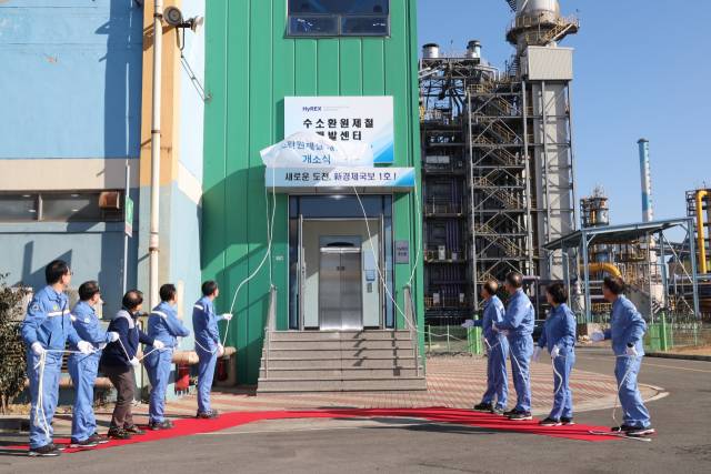 포스코 포항제철소 내에 운영중인 수소환원제철 개발센터. 포스코 제공