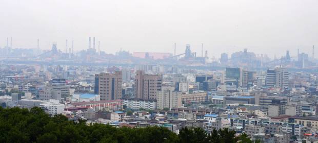 오는 8일 한국과 미국 정부의 철강과 알루미늄 등 상호관세 유예 종료 시점을 앞두고 철강도시 포항에도 긴장감이 고조되고 있다. 철강과 이차전지 의존도가 높은 포항으로서는 미국과 어떤 협상 결과물을 도출해내느냐에 따라 향후 대미 철강수출 여부도 판가름 날 전망이다. 사진은 안개에 뒤덮인 포항시가지. 뒤쪽 멀리 포스코 포항제철소가 보인다. 뉴스1