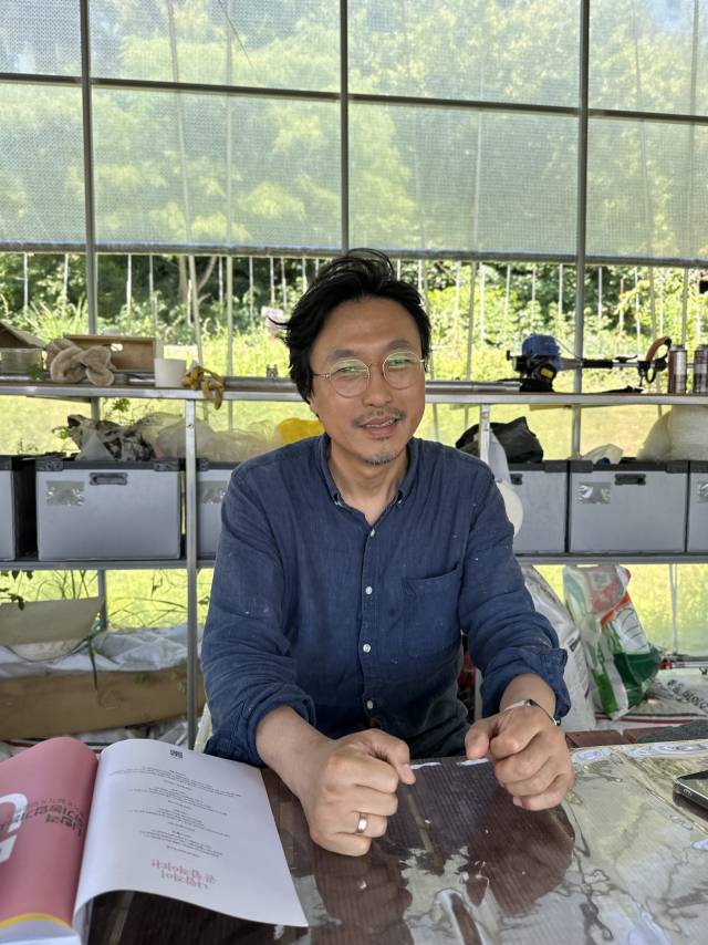 부산 기장군 정관읍 두명마을 밖_앝에서 열리고 있는 기획전 '공생물성' 기획자 중 한 명인 송성진 작가. 김은영 기자
