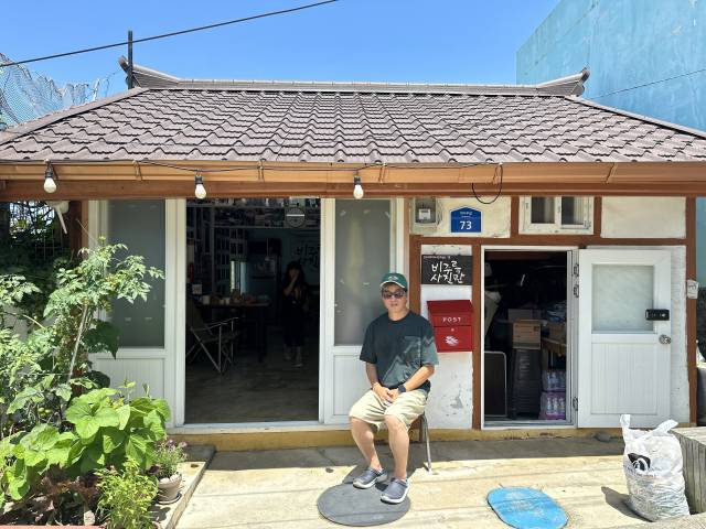 비주류사진관 아지트 앞에서 포즈를 취한 정남준 대표. 김은영 기자