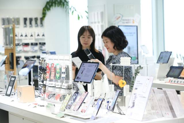 LG유플러스가 중소기업과 상생을 강화하기 위해 오프라인 채널을 통해 중소기업의 제품을 소개하고 판매를 지원한다. 사진은 LG유플러스 직원이 서울 강남역 ‘일상비일상의틈byU+’에 마련된 제품 판매 공간을 둘러보는 모습. LG유플러스 제공