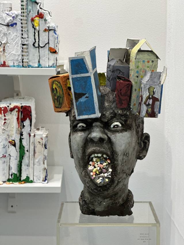 아트페어 전시 부스 벽면만 보면 김정명 작가 작업실을 그대로 옮긴 듯하다. 사진은 아트페어 부스. 김은영 기자