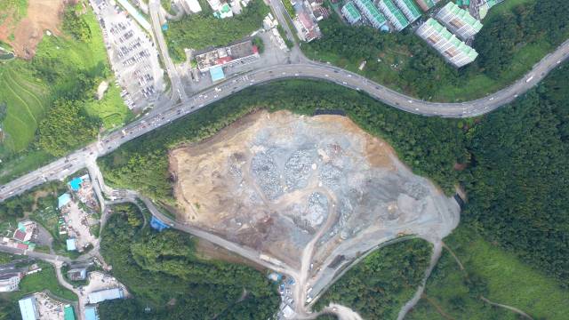 행정타운 공사 중인 거제 옥포동 모습. 2016년 부지를 조성해 경찰서 등을 입주시키려 했지만 공정률이 57%에 불과하다. 거제시 제공