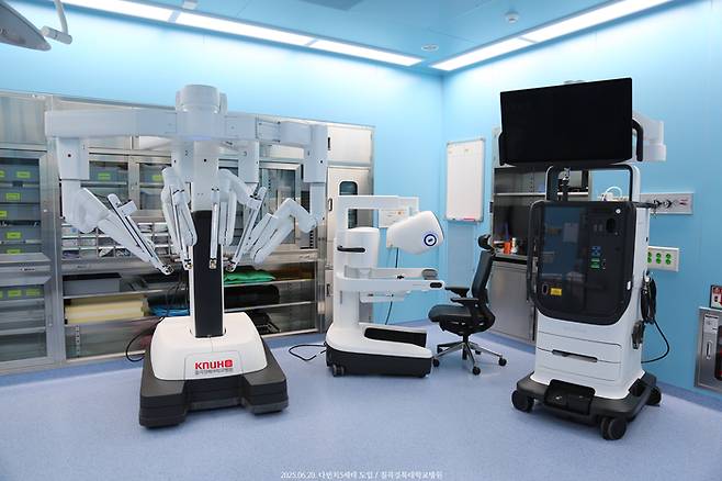 칠곡경북대학교병원이 최근 도입한 '다빈치 5세대' 로봇수술 시스템. 환자에게 더 정밀하고 안전한 수술을 제공하고자 지난달 20일 수술실에 설치됐다. AI 기반 실시간 피드백과 원격 참관이 가능한 첨단 기능을 갖춘 이 장비는 국내 두 번째 도입 사례다.<칠곡경북대병원 제공>