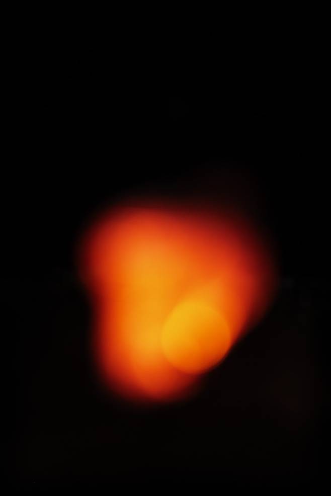 타는 숯 작품 / 사진=제주갤러리