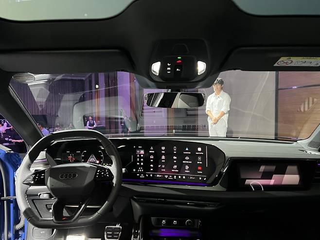 '11.9인치 운전석 계기판, 14.5인치 센터 디스플레이. 10.9인치 동승석 모니터가 적용된 A5실내. 사진=이상진