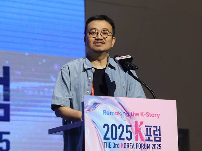 일간스포츠와 이코노미스트가 공동 주최하는 ‘2025 K포럼’이 2일 서울 용산구 서울드래곤시티 그랜드볼룸에서 열렸다. 연상호 감독이 기조연설을 하고 있다. 올해로 3회째를 맞은 K포럼은 ‘다시 쓰는 K스토리’를 주제로, 글로벌 시장에서 각광받고 있는 K콘텐츠와 K브랜드의 과거와 현재를 되짚어보고 미래를 이야기하며 지속 가능한 ‘K’를 위해 합리적 방안과 전략을 모색하는 자리가 마련됐다. (사진=일간스포츠)