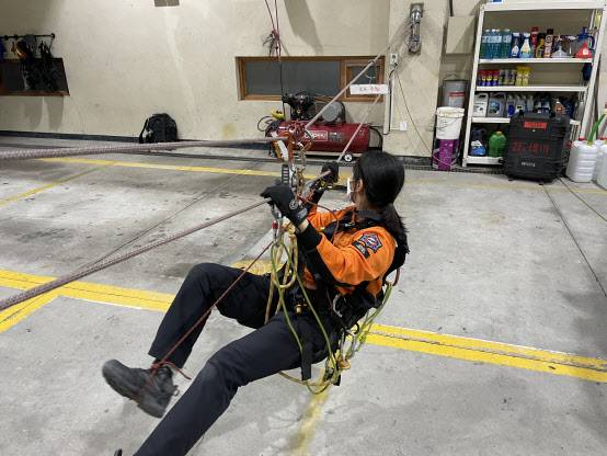 박수민 소방교가 2022년 3월께 당시 소방사 때 인명구조사 2급 평가를 대비해 훈련 하는 모습. (사진=소방청)