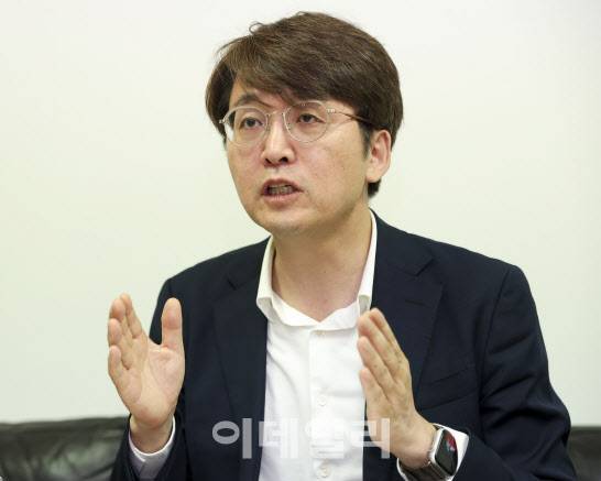 안영환 숙명여대 기후환경에너지학과 교수가 30일 이데일리와 인터뷰를 하고 있다. (사진=이영훈 기자)