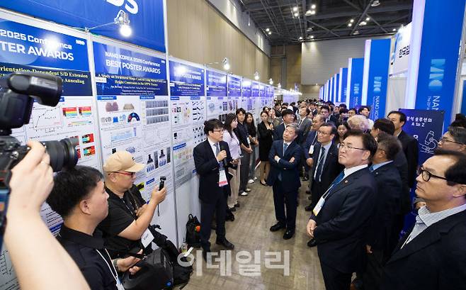유상임 과학기술정보통신부 장관과 참석자들이 2일 경기 고양시 킨텍스에서 열린 나노코리아 2025 개막식에서 부스를 살펴보고 있다. (사진=과학기술정보통신부 제공)