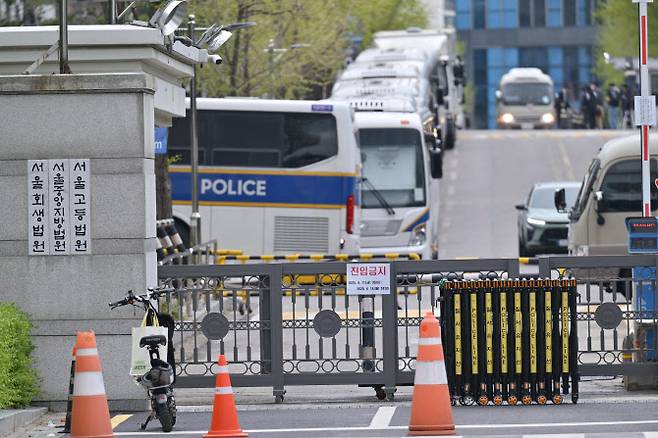 윤석열 전 대통령의 내란 혐의 첫 형사 재판이 열리는 지난 4월 14일 서울중앙지방법원이 통제되고 있다. (사진=연합뉴스)