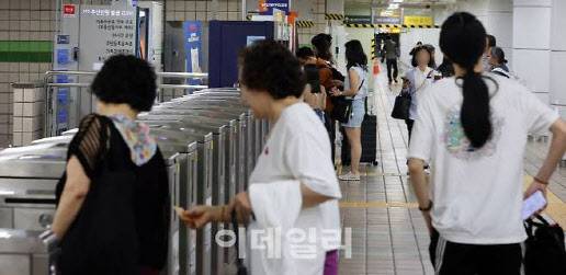 지하철을 이용하는 시민들(사진=방인권기자)