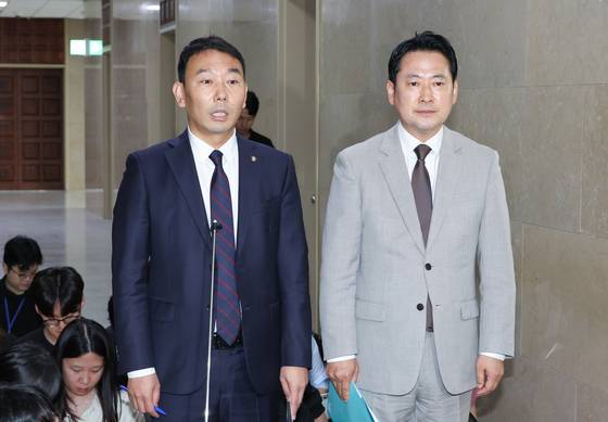 국회 법제사법위원회 여야 간사인 더불어민주당 김용민 의원(왼쪽)과 국민의힘 장동혁 의원이 2일 서울 여의도 국회에서 상법개정안 처리에 합의한 뒤 취재진에게 합의 내용을 설명하고 있다. 〈사진=연합뉴스〉