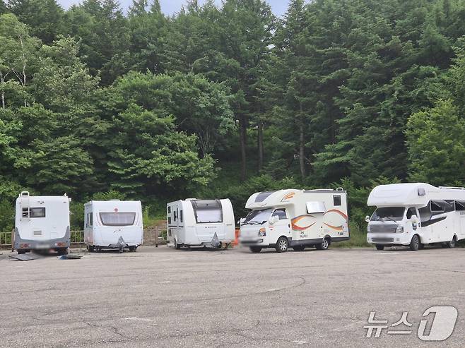 강원지역에 폭염특보가 발효된 1일, 옛 영동고속도로 하행선 평창 대관령마을 휴게소 인근 공터에 캠핑차량이 주차돼 있다. 2025.7.1/뉴스1 윤왕근 기자