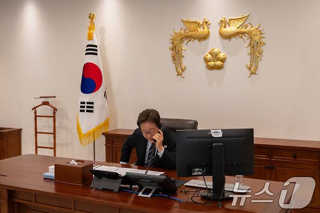 이재명 대통령이 30일 서울 용산구 대통령실 청사 집무실에서 로렌스 웡 싱가포르 총리와 전화 통화를 하고 있다. (대통령실 제공. 재판매 및 DB 금지) 2025.6.30/뉴스1 ⓒ News1 허경 기자