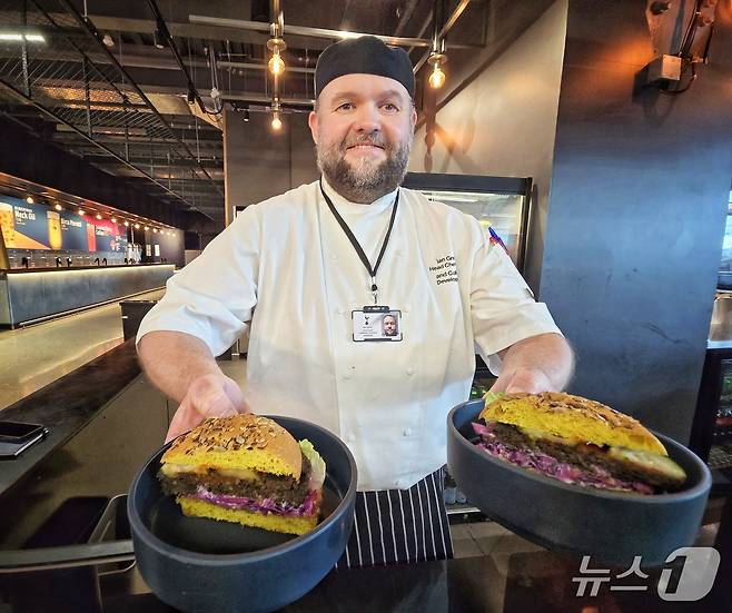 지난달 25일(현지시간) 런던 북부 토트넘 홋스퍼 스타디움에서 만난 총주방장 이언 그린 셰프가 저탄소 음식 등에 대해 설명하고 있다. ⓒ 뉴스1 황덕현 기자