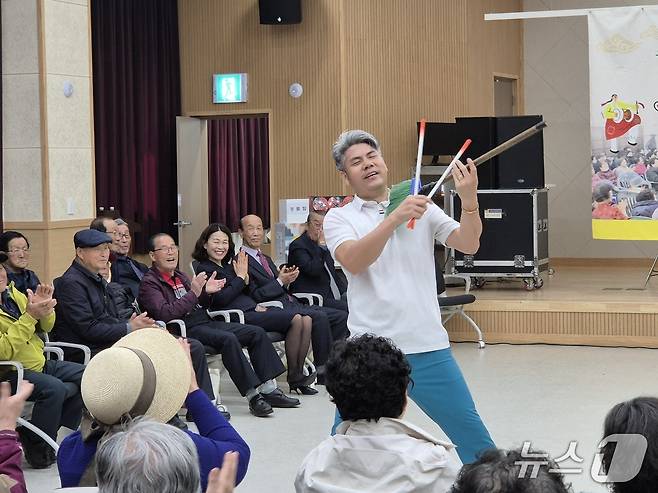 충주시노인복지관이 운영하는 '청춘떳다방' 놀이마당 모습.(충주시노인복지관 제공. 재판매 및 DB금지)/뉴스1