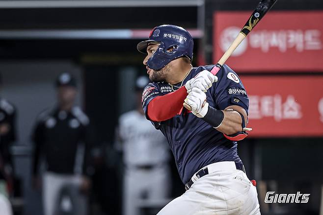 롯데 자이언츠 외국인 타자 빅터 레이예스는 타율 1위 김성윤을 2리 차로 추격했다. (롯데 자이언츠 제공)