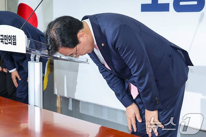 송언석 국민의힘 비상대책위원장 겸 원내대표가 2일 오전 서울 여의도 국회에서 열린 취임 기자회견에서 12·3 불법 비상계엄과 대통령 탄핵, 대선 패배에 대해 "국민의 뜻을 온전히 받들지 못한 책임을 통감하면서 다시 한번 진심으로 사과드린다＂며 사과하고 있다. 2025.7.2/뉴스1 ⓒ News1 안은나 기자