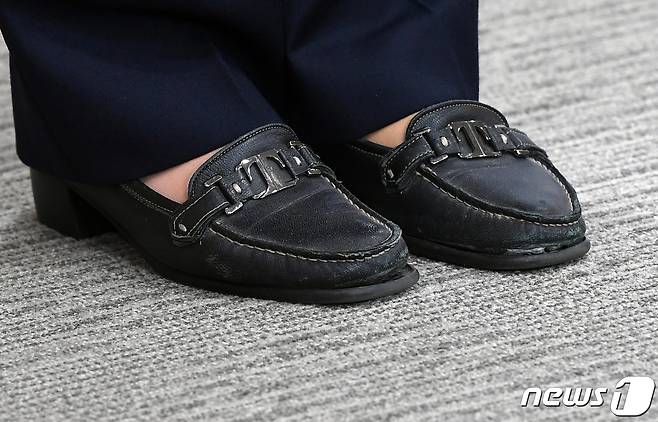 지난 2021년 10월 29일 정은경 당시 질병관리청장이 서울 종로구 정부서울청사 합동브리핑실에서 새로운 방역 체계 '단계적 일상회복'의 최종 시행방안을 발표하는 가운데 정 청장의 낡은 구두가 눈길을 끌고 있다./뉴스1 ⓒ News1 송원영 기자