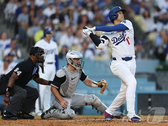 LA 다저스 오타니 쇼헤이가 2일(한국시간) 열린 메이저리그 시카고 화이트삭스전에서 4회말 솔로포를 터뜨렸다. ⓒ AFP=뉴스1
