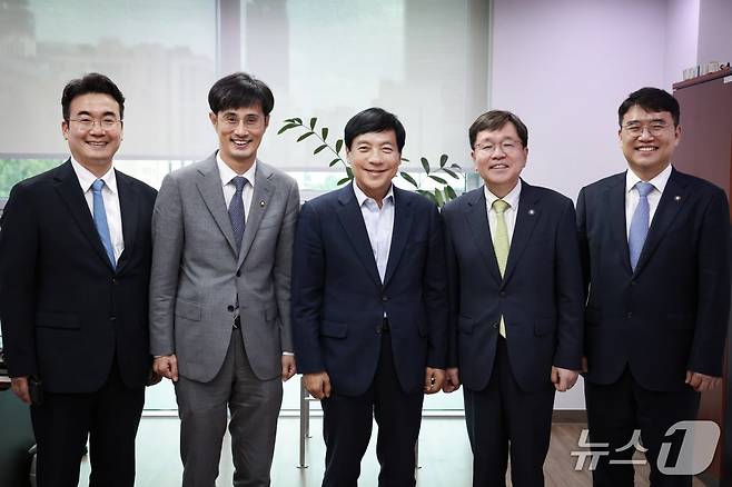 이성윤 더불어민주당 국회의원(왼쪽 세번째)이 국회에서 법원행정처 간부들을 만나고 있다.(의원실제공. 재판매 및 DB금지)2025.7.2/뉴스1