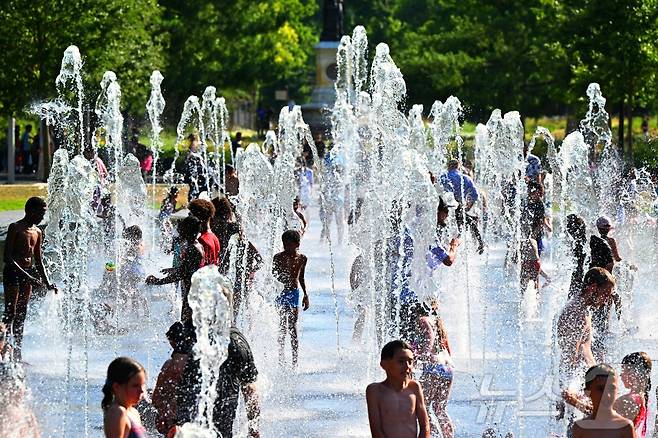 1일(현지시간) 프랑스 북부 랭스의 한 부수대에서 시민들이 더위를 식히고 있다. ⓒ AFP=뉴스1