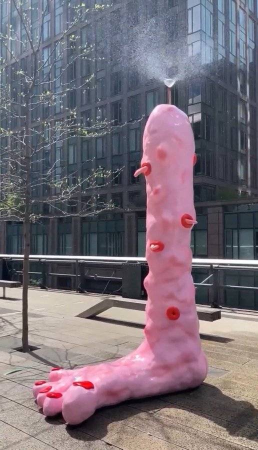 미국 뉴욕 하이라인공원에 설치된 조형물인 '발 분수'(Foot Fountain). <출처=엑스(X)>