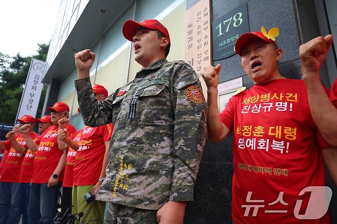 정원철 해병대 예비역연대 회장과 회원들이 2일 서울 서초구 서초동에 마련된 순직해병 특검 사무실 앞에서 가진 사건 엄정수사 및 책임자 처벌 촉구 기자회견에서 군가를 부르고 있다. (공동취재) 2025.7.2/뉴스1 ⓒ News1 박정호 기자