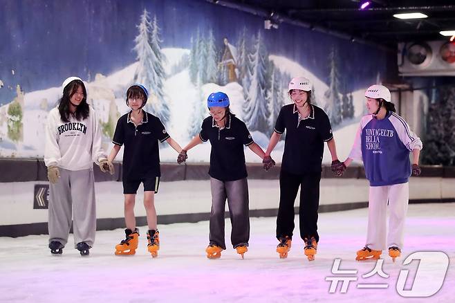 전국 대부분 지역에 폭염 특보가 발효된 2일 오후 대구 달서구 테마파크 이월드 83타워 아이스링크를 찾은 청소년들이 무더위를 피해 스케이트를 즐기고 있다. 2025.7.2/뉴스1 ⓒ News1 공정식 기자