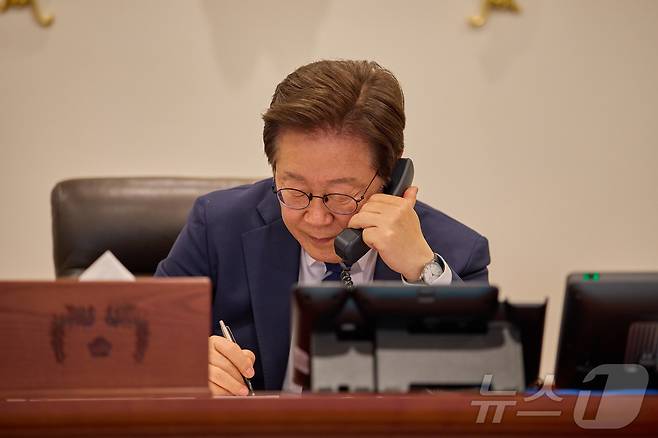 이재명 대통령이 1일 서울 용산구 대통령실 청사 집무실에서 모하메드 빈 자이드 알 나흐얀 아랍에미리트연합국(UAE) 대통령과 전화 통화를 하고 있다. (대통령실 제공. 재판매 및 DB 금지) 2025.7.1/뉴스1 ⓒ News1 이재명 기자