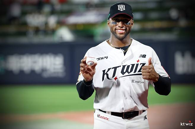 1일 키움전에서 외인 통산 홈런 공동 1위(174개)에 오른 뒤 기념구를 가지고 포즈를 취한 멜 로하스 주니어. (KT 제공)