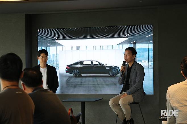 대담을 진행하는 제네시스공간경험실 문정균 실장(왼쪽)과 조성호 작가