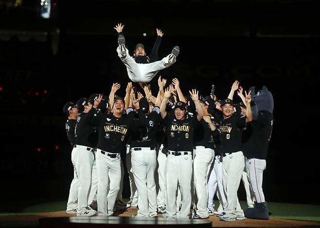 SSG 선수단이 김강민 은퇴식에서 헹가래를 하고 있다. 사진 | SSG 랜더스