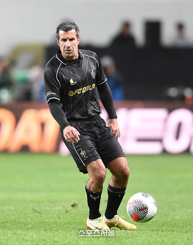 루이스 피구가 20일 서울월드컵경기장에서 열린 FC 스피어와 쉴드 유나이티드의 ‘2024 넥슨 아이콘 매치’에서 드리블을 하고 있다. 박진업 기자 upandup@sportsseoul.com