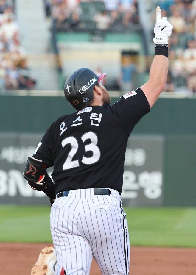 LG 오스틴이 1일 부산 사직구장에서 열린 2025 KBO리그 정규시즌 롯데전 3회초 선제 투런포를 쏘아 올리고 베이스를 돌고 있다. 사진 | 연합뉴스