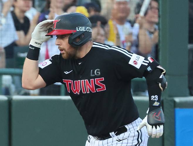 LG 오스틴이 1일 부산 사직구장에서 열린 2025 KBO리그 정규시즌 롯데전 3회초 선제 투런포를 쏘아 올리고 베이스를 돌고 있다. 사진 | 연합뉴스