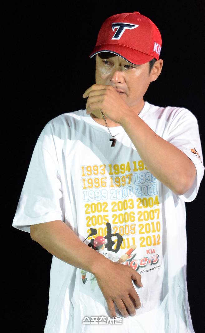 이종범이 2012년 5월26일 광주무등구장에서 LG와 경기 후 열린 은퇴식에서 눈물을 흘리고 있다. 이날이 KIA 유니폼을 입은 마지막이다. 사진 | 스포츠서울DB