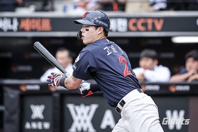 롯데 고승민이 24일 대전 한화생명 볼파크에서 열린 2025 KBO리그 한화전에서 적시타를 치고 있다. 사진 | 롯데 자이언츠