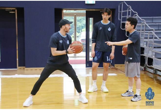 스킬 트레이닝을 하고 있는 가틀린 코치(왼쪽). 사진제공=고양 소노