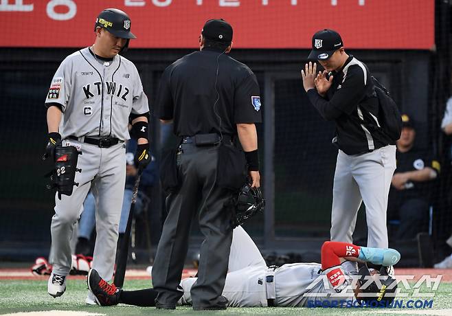 29일 수원KT위즈파크에서 열린 KBO리그 KT 위즈와 두산 베어스의 경기. 3회말 2사 1,2루 KT 로하스 적시 타 때 득점한 황재균이 다리 통증을 호소하고 있다. 수원=박재만 기자 pjm@sportschosun.com/2025.05.29/