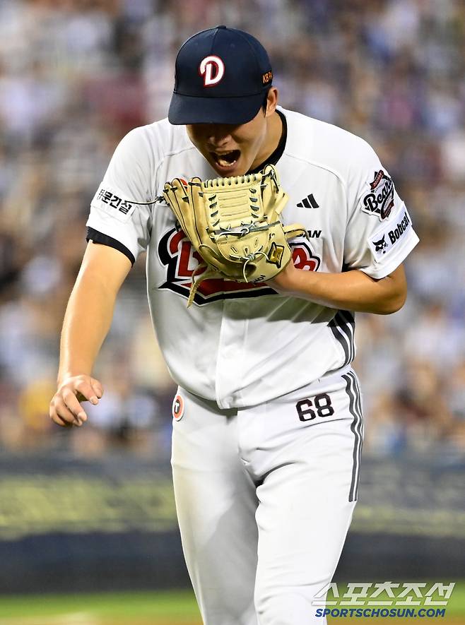 1일 잠실야구장에서 열린 삼성과 두산의 경기, 7회초 1사 1,3루 최민석이 강민호를 병살로 처리하며 이닝을 마친 후 포효하고 있다. 잠실=허상욱 기자wook@sportschosun.com/2025.07.01/