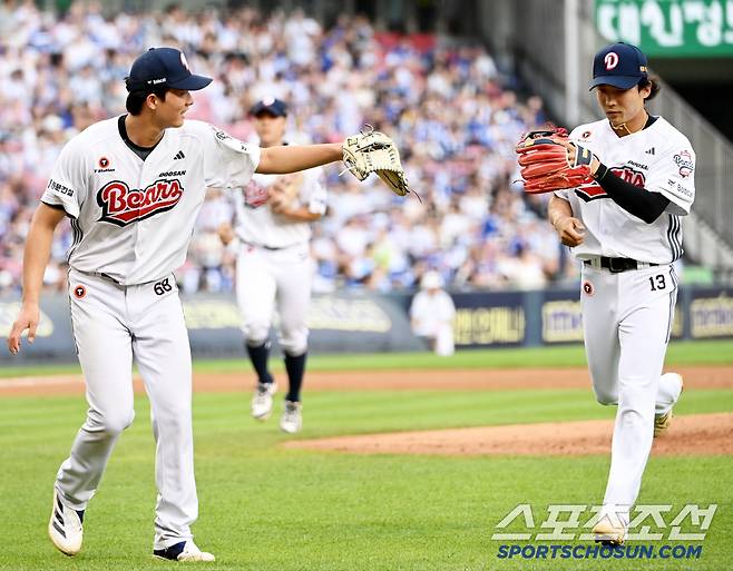 1일 잠실야구장에서 열린 삼성과 두산의 경기, 3회초 두산 최민석이 호수비를 펼친 이유찬을 맞이하고 있다. 잠실=허상욱 기자wook@sportschosun.com/2025.07.01/