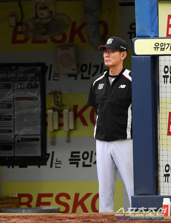 15일 대구 라이온즈파크에서 열린 삼성 라이온즈와 KT 위즈의 경기. KT 이강철 감독이 생각에 잠겨 있다. 대구=박재만 기자 pjm@sportschosun.com/2025.06.15/