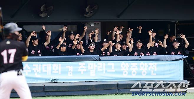 2일 서울 목동구장에서 열린 제80회 청룡기 고교야구선수권 대회 및 주말리그 왕중왕전 대구상원고-장충고 경기. 열정적인 응원 펼치고 있는 장충고 선수들. 목동=송정헌 기자songs@sportschosun.com/2025.07.02/