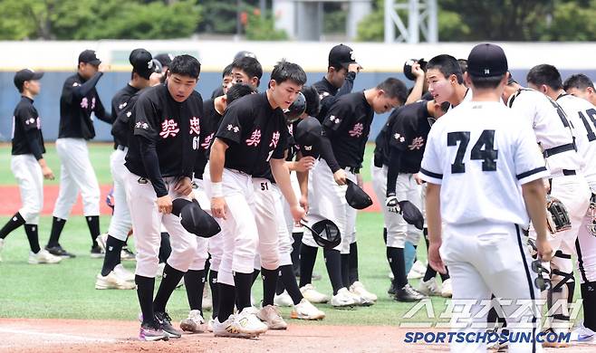 2일 서울 목동구장에서 열린 제80회 청룡기 고교야구선수권 대회 및 주말리그 왕중왕전 대구상원고-장충고 경기. 대구상원고가 장충고에 연장 승부치기 끝에 승리했다. 대구상원고에 패배한 장충고 선수들. 목동=송정헌 기자songs@sportschosun.com/2025.07.02/